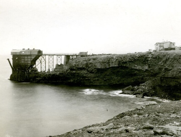 «Heimdal» var innom den sørligste Svalbard-øya på turen nordover. Her lastekaia ved Tunheim, Bjørnøya i 1920-21.