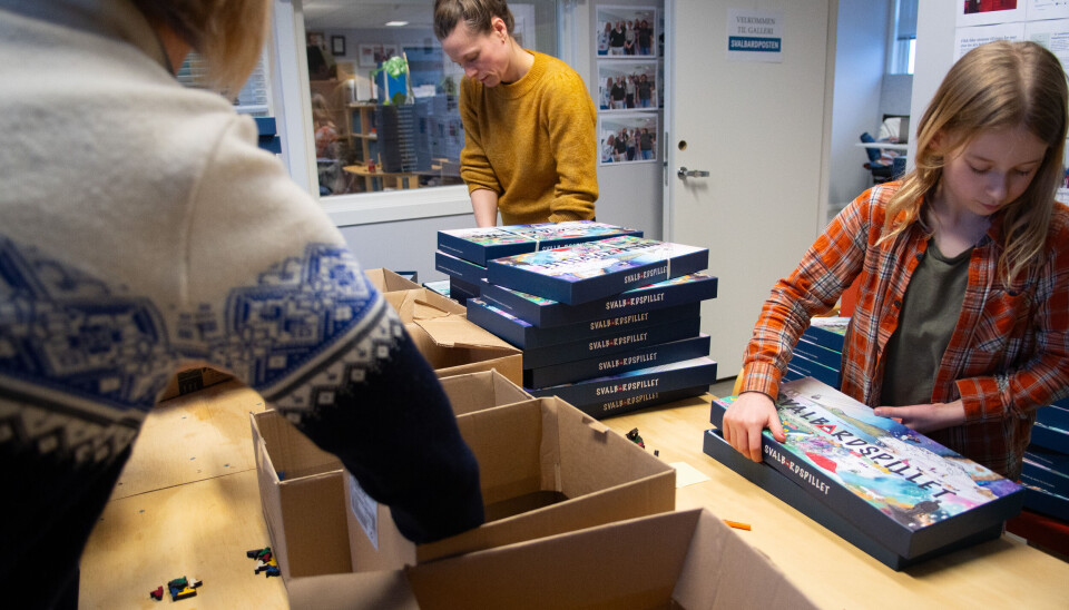 Redaktør Line Nagell Ylvisåker og Lotte Y. Håvelsrud pakker spill sammen med Kirsten Broch Mathisen. Hele redaksjonen med familie er i sving.