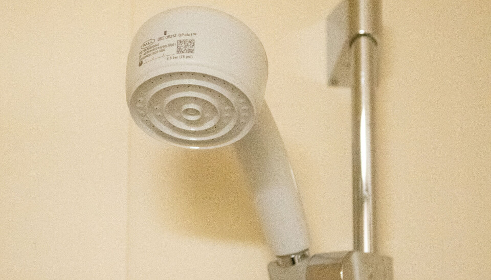 Dette dusjhodet på flyplassen har filter som skal stoppe legionella-bakterien.