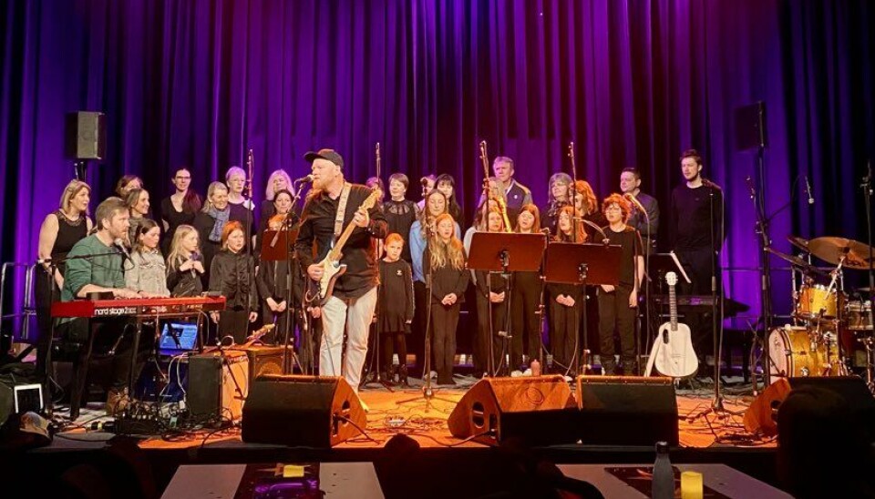 Kor og sangere øver på konserten med Lewi Berglund som skal holdes i kulturhuset søndag.