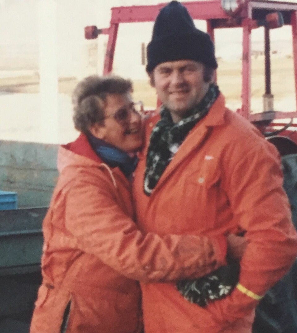 Arnold Tørum her sammen med sin gode venninne og senere samboer, Brynhild, i 1985. Dette var fra en av de flere somrene på Isfjord radio, og i bakgrunnen kan stasjonens røde traktør skimtes.