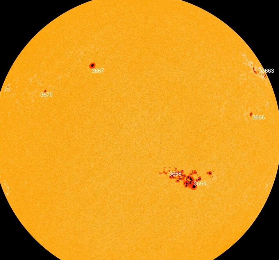 Solflekk 3664 og 3668 er større enn hele jorden, og årsaken til solstormen sist helg. Nordlys