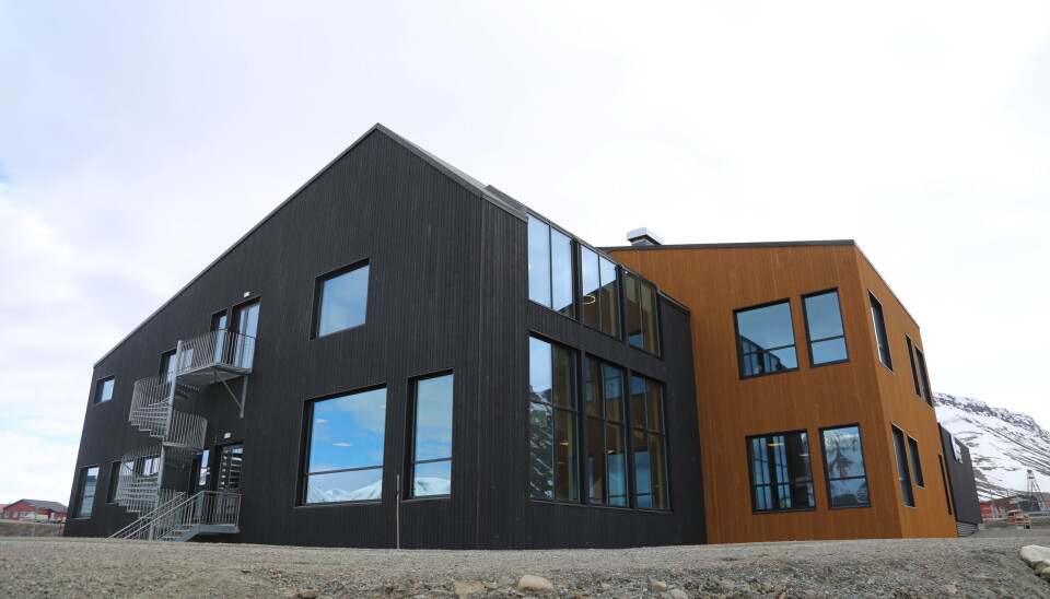 Svalbard folkehøgskole søker om tre avkjørsler. Det er to for mye, synes Longyearbyen lokalstyre. – Særlig med tanke på at de krysser en mulig fremtidig gang- og sykkelvei, står det i svarbrevet fra LL.
