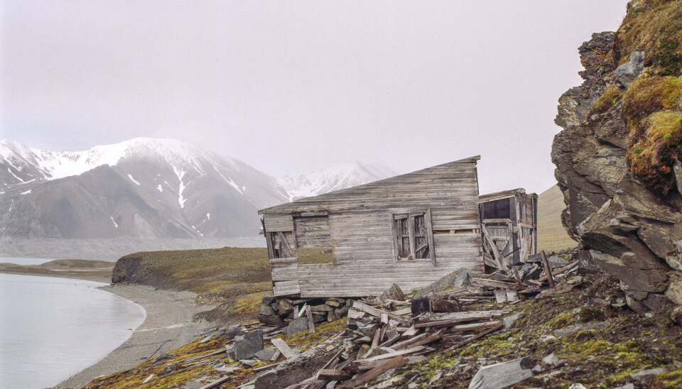 Asbestodden fotografert sommeren 1992 på eiendommen som ligger ute til salgs innerst i Recherchefjorden på sørsiden av Bellsund. Bygningene ble i sin tid reist av AS Kulspids. NB! BARE TIL ENGANSBRUK - FOR ANNEN BRUK TA KONTAKT MED FOTOGRAF