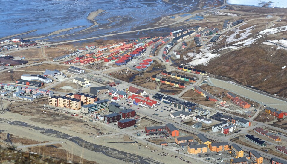 Longyearbyen har delvis flytta på grunn av klimaendringane. Hus er fjerna frå Lia, og nye blokker har poppa opp på Elvesletta. Er det riktig å invitere til store konferansar på Svalbard? spør Reinhard Mook i dette leserbrevet.