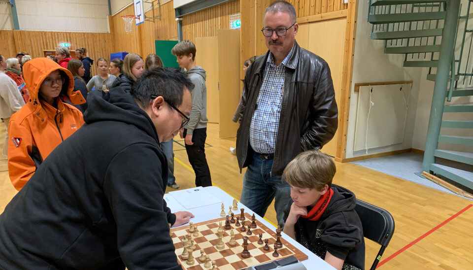 Svein-Jonny Albrigtsen (svart skinnjakke) var klar med sjakkbrettet for å verve nye medlemmer til sjakkgruppa i fjor. Aktivitetsmesse Svalbardhallen