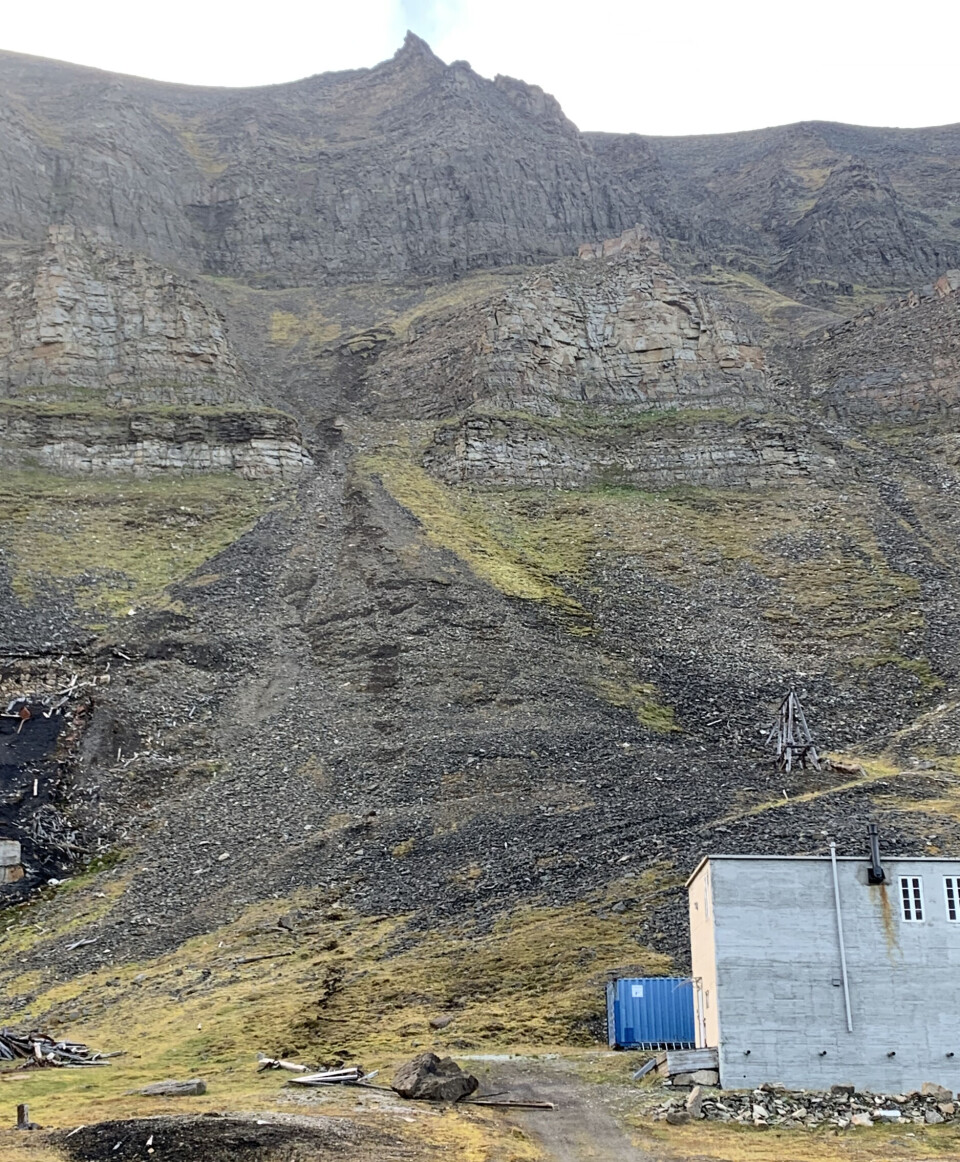 Seinen har løsnet oppe i fjellet og trillet ned.