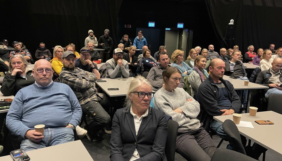 Det er et fullsatt kulturhus i Longyearbyen. Mange har møtt opp for å bli orientert om de nye miljøreglene. Det er et fullsatt kulturhus i Longyearbyen. Mange har møtt opp for å bli orientert om de nye miljøreglene.
