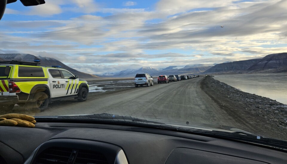Mange skuelystne kjørte likevel til Adventdalen for å se.