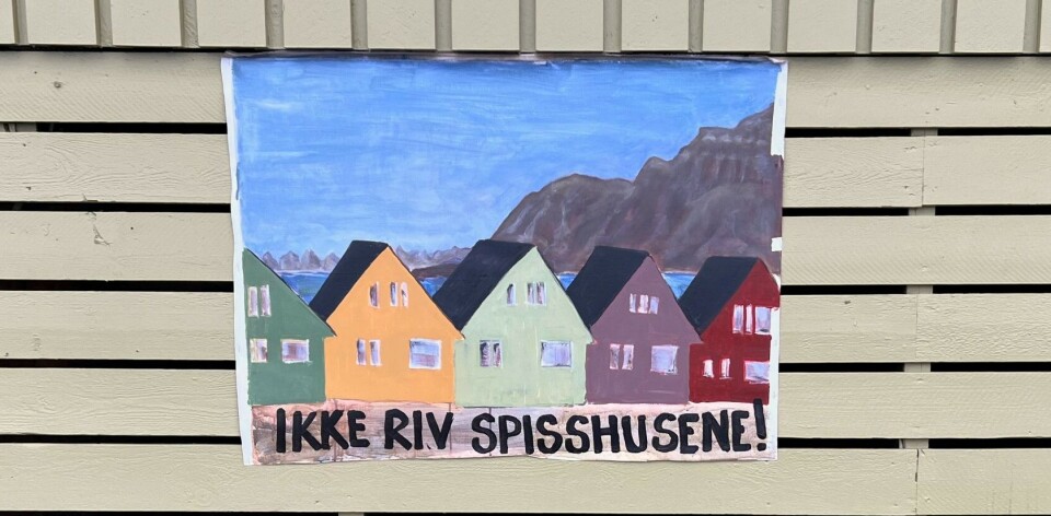 Spisshusene har en stor plass i hjertet til mange i Longyearbyen. En beboer bruker sin egen spisshusvegg til å ytre sin mening mot riving.