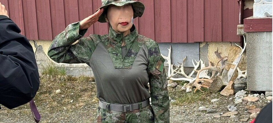 Poserte i militæruniform