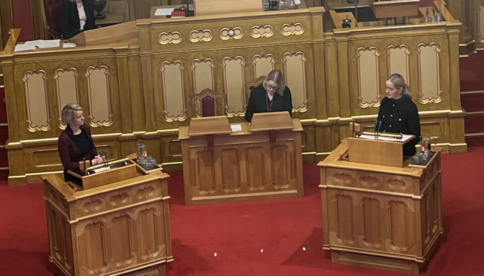 Sosialistisk Venstrepartis Ingrid Fiskaa (t.v.) var blant flere som fikk stilt spørsmål til justis- og beredskapsminister Emilie Enger Mehl (Sp) under behandlingen av Svalbardmeldingen.