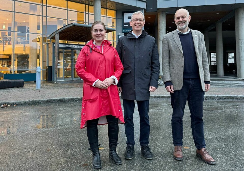Camilla Brekke (Norsk Polarinstitutt), Jøran Moen (Unis), og forskningsdirektør Harald Steen (Norsk Polarinstitutt) foran Framsenteret i Tromsø etter signeringen av den fornyede samarbeidsavtalen.