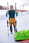 Nils Käding har lagt ut på en krevende ekspedisjon med mål om å sette ny verdensrekord for raskeste kryssing av Svalbard på langs. Den 22 år gamle tømreren fra Longyearbyen håper å klare turen på tretten dager.