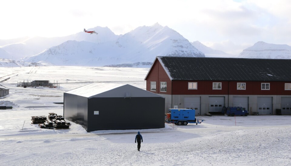 The plane on its way in for landing in Ny-Ålesund.