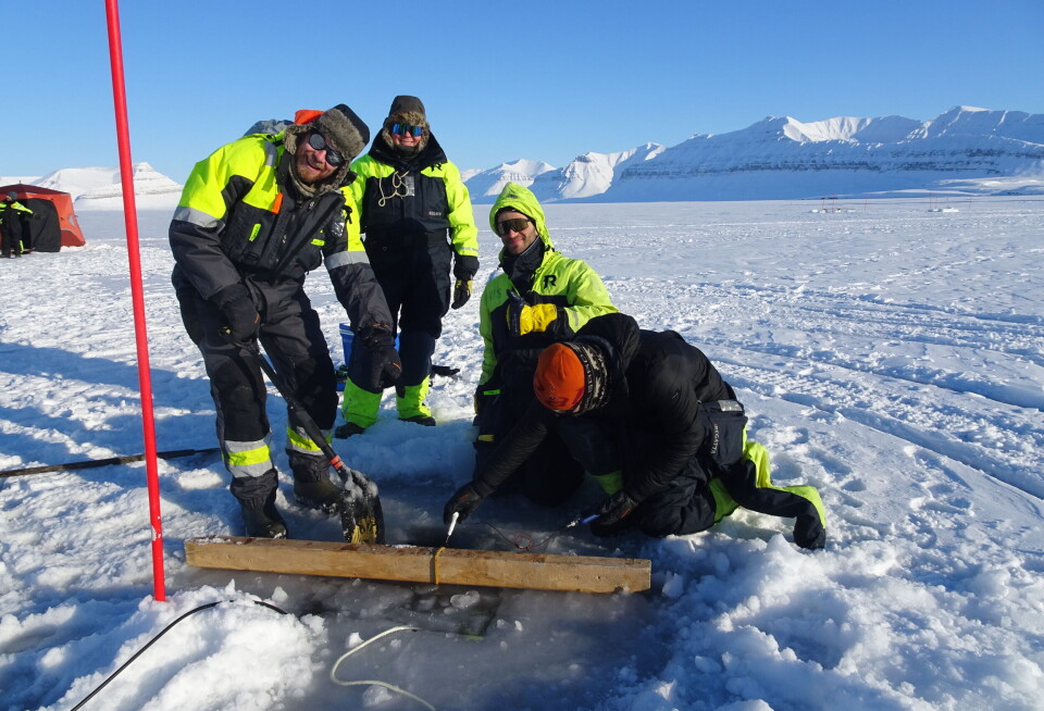 Her gjennomføres sjøismålinger i Ekmanfjorden sammen med målinger av temperatur, saltholdighet og havstrømmer fra instrumenter som henger under isen. I år målte de også CO2 flukser gjennom sjøisen og i sjøen under.