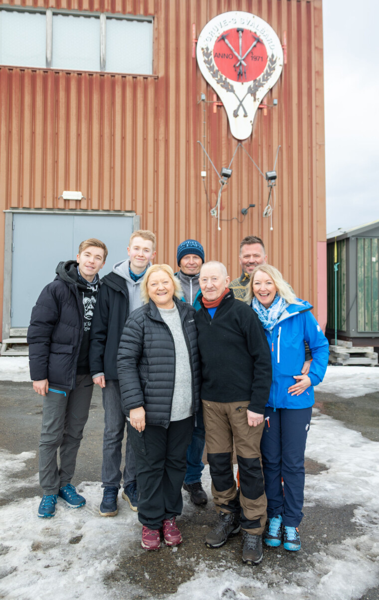 Asbjørn Andresen i midten med døtrene Sylvi og Turid Andresen. Bak fra venstre SandAsbjørn Andresen, med tilnavnet Porno, i midten med døtrene Sylvi og Turid Andresen. Bak fra venstre Sander, Marius og Håvard Eriksen og Freddy Norø.er, Marius og Håvard Eriksen og Freddy Norø.