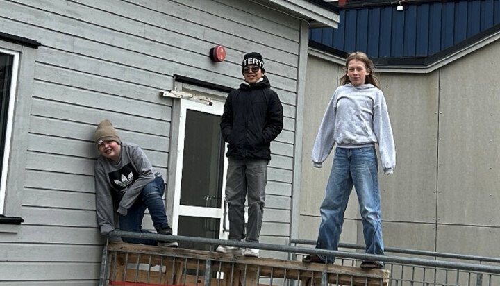 Eleseus Andresen Mørk, Marcus Santos Roseth og Lotte Ylvisåker Håvelsrud har intervjuet to tidligere elever ved Longyearbyen skole.