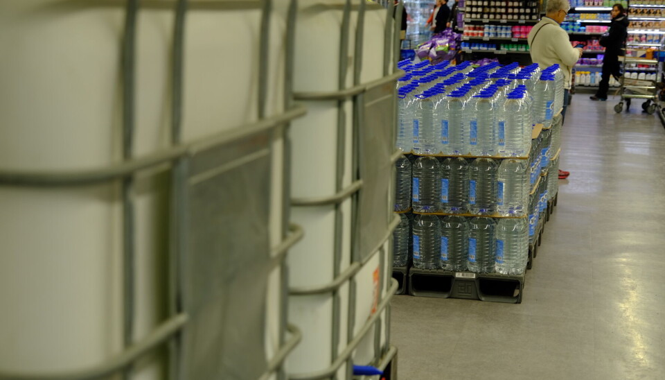 Fredag har Svalbardbutikken satt opp store dunker med drikkevann etter at det ble klart at vann fra springen ikke bør drikkes.